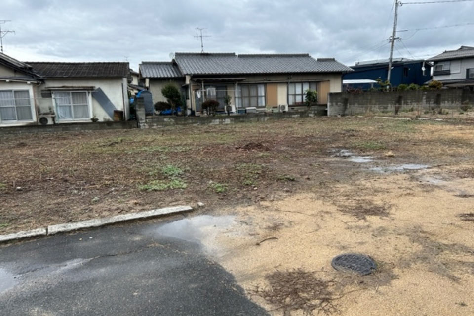 道幅ギリギリで車が通れる住宅用地3区画!の画像